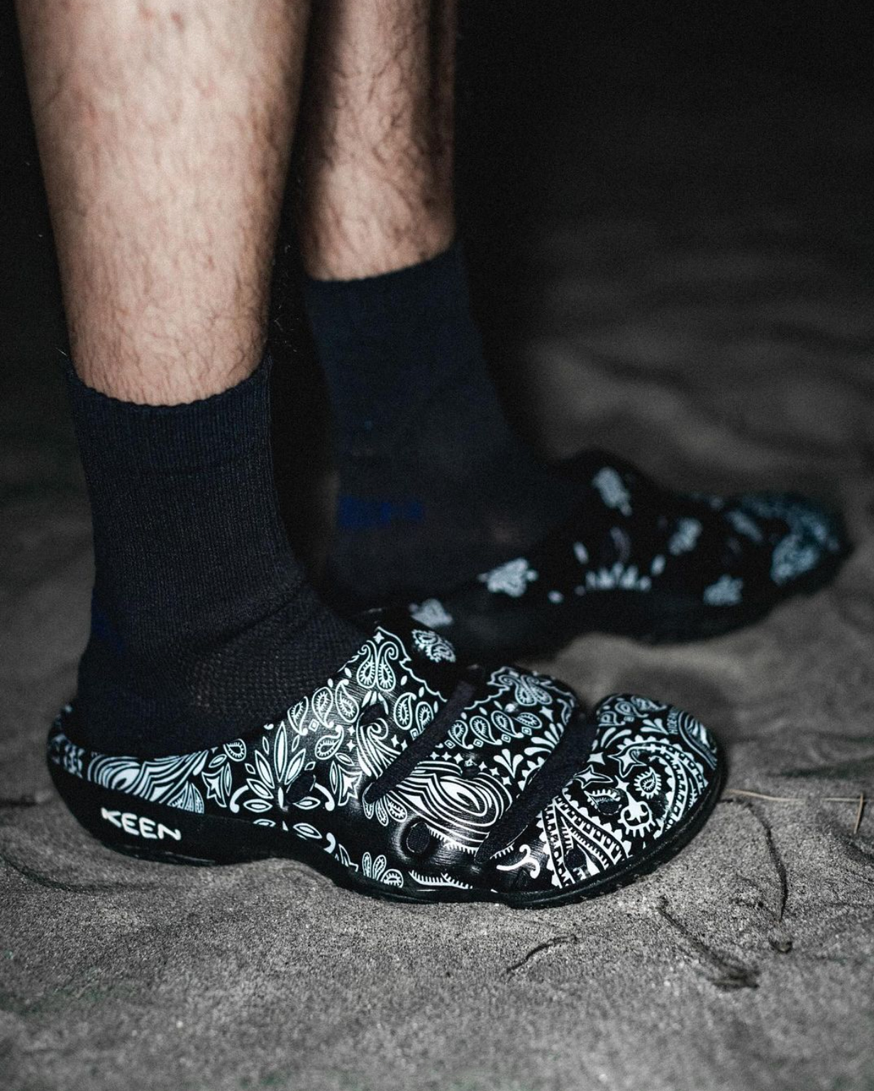 HIDEANDSEEK × KEEN YOGUI ARTS (BLACK) - PEDESTRIAN
